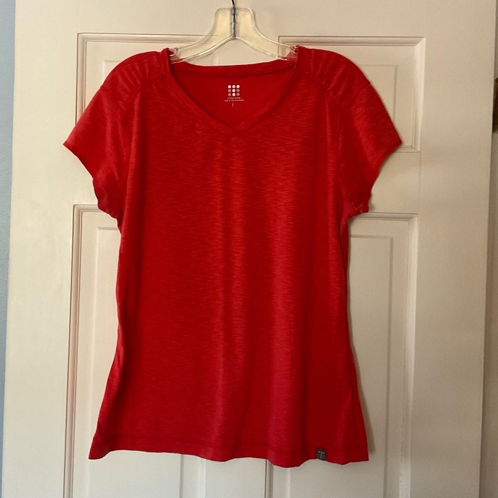 Title Nine Matahari Red Active Tee T-shirt Short Sleeve V Neck L Workout Gym